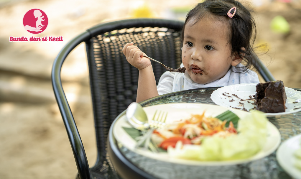 Ternyata Mengacaukan Makanan oleh Si Kecil Punya Banyak Manfaat!